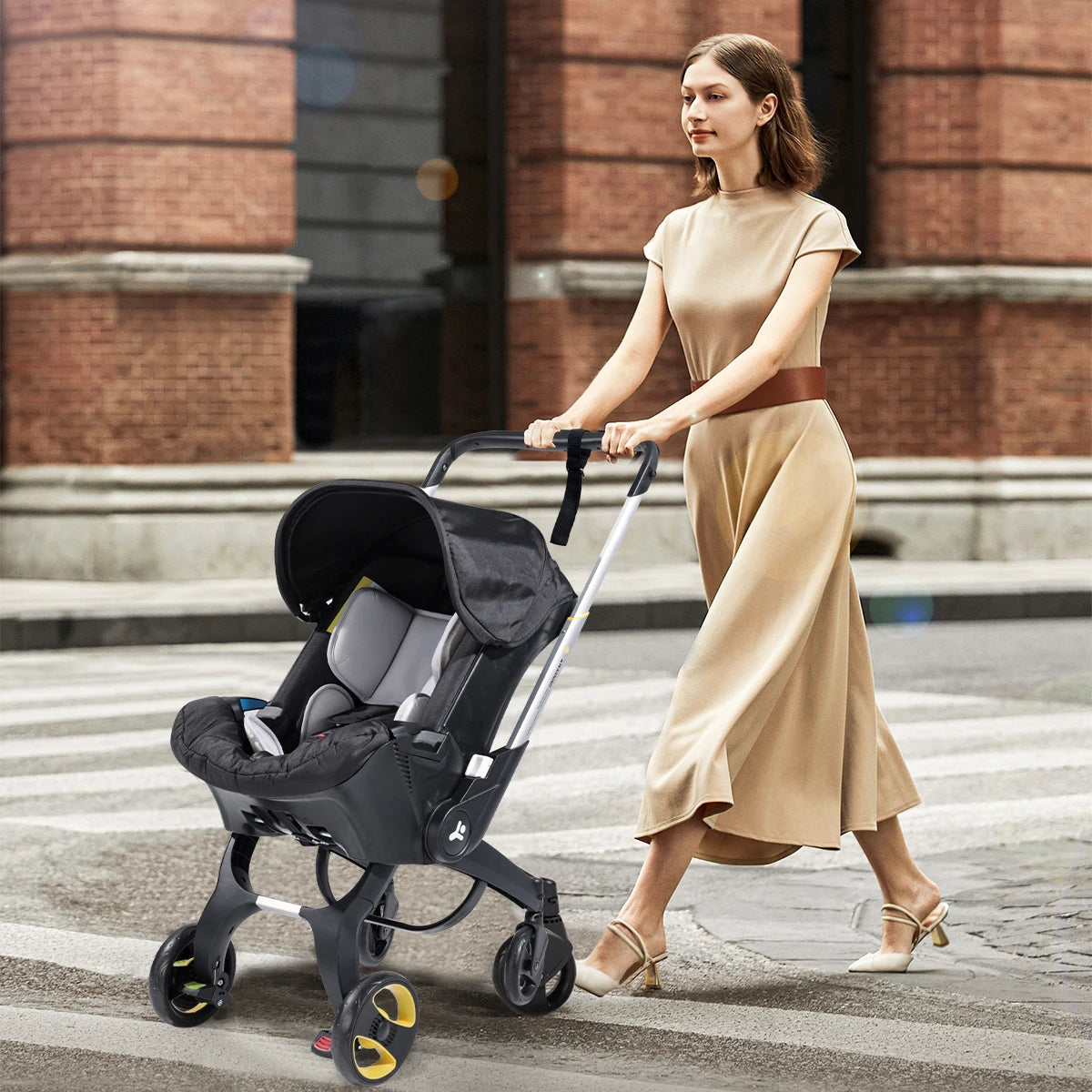 Portable, lightweight and folding baby stroller, metal frame, can be pushed in both directions, comes with sunshade